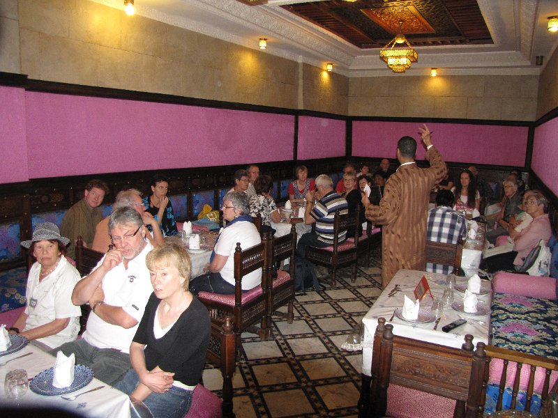 140312_restaurant nejjarine.jpg - In de medina gaan we door een klein deurtje dat toegang blijkt te geven tot restaurant Nejjarine.